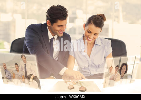 Kolleginnen und Kollegen arbeiten zusammen mit Digitalschnittstelle Stockfoto