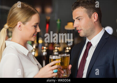 Kollegen, klirren die Gläser Bier Stockfoto