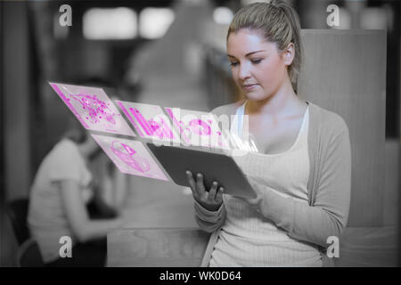 Frau mit Tablet pc stehen in Universitätsbibliothek neben Studie Schreibtischen Stockfoto