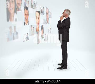 Nachdenklicher Blick auf eine Wand Geschäftsmann fallenden Profilbilder Stockfoto