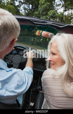 Rückansicht des Reifen Brautpaar zusammen für eine Fahrt gehen Stockfoto