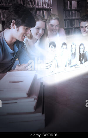 Fröhliche College-Freunde gerade Fotos auf futuristische Schnittstelle Stockfoto