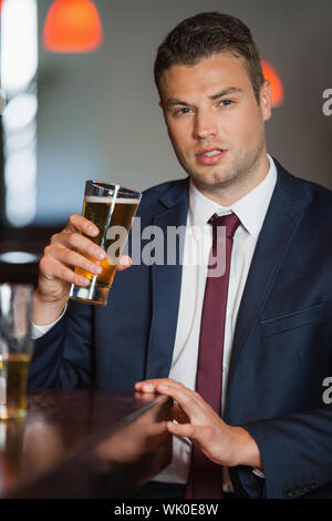 Gut aussehend Geschäftsmann mit einem pint Stockfoto