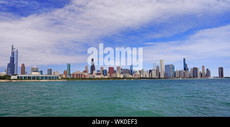 Panoramablick von Chicago Skyline mit Lake Michigan im Vordergrund, IL, USA Stockfoto