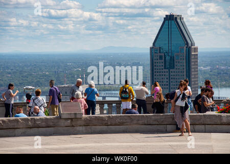 Montreal, CA - 3. September 2019: Touristen, Blick auf die Skyline von Montreal aus Kondiaronk Belvedere im Sommer. Stockfoto