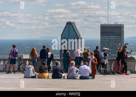 Montreal, CA - 3. September 2019: Touristen, Blick auf die Skyline von Montreal aus Kondiaronk Belvedere im Sommer. Stockfoto