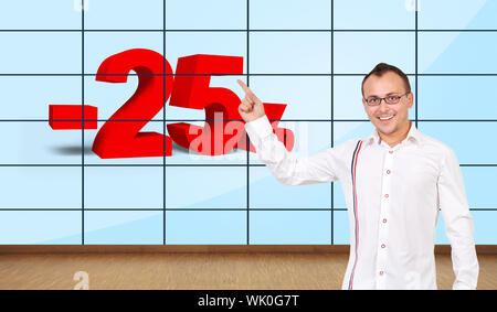 Glückliche Menschen an Rabatt auf Plasma Wand zeigend Stockfoto
