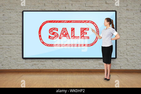Geschäftsfrau im Amt Plasma zeigt mit Rabatt Stockfoto