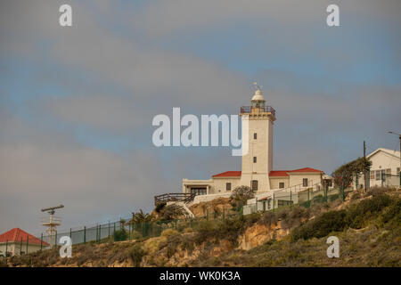 Mossel Bay, Südafrika - Cape St. Blaize Leuchtturm auf einem Hügel oberhalb der Küstenstadt an der Garden Route in der südlichen Kap Stockfoto
