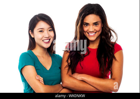 Zwei charmante Damen posieren mit Zuversicht Stockfoto