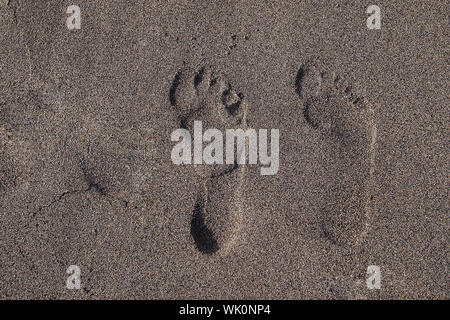 Zwei Fußspuren im Sand, in der Nähe vom Strand Stockfoto