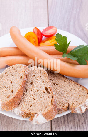 leckere Würstchen Frankfurter mit Vollkornbrot Stockfoto