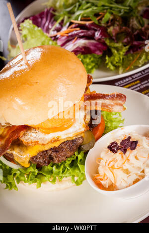 Leckere Ei und Bacon cheeseburger Stockfoto