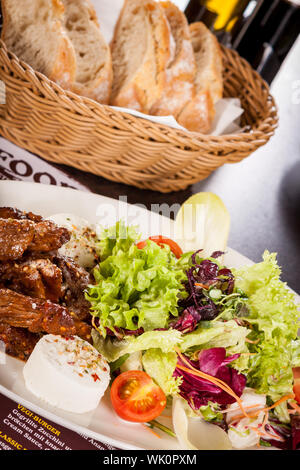 gegrilltes Rindfleisch Streifen frischen gemischten Salat und warmen Ziegenkäse Stockfoto