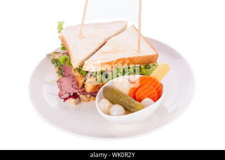 Köstliche pastrami Club Sandwich und Essiggurken Stockfoto