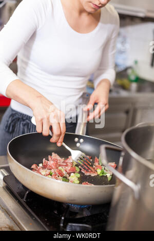 Koch oder Schmoren von Fleisch in der Pfanne Stockfoto