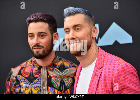 Michael Turchin und Lance Bass nehmen an der 2019 MTV Video Music Awards im Prudential Center am 26. August 2019 in Newark, New Jersey. Stockfoto