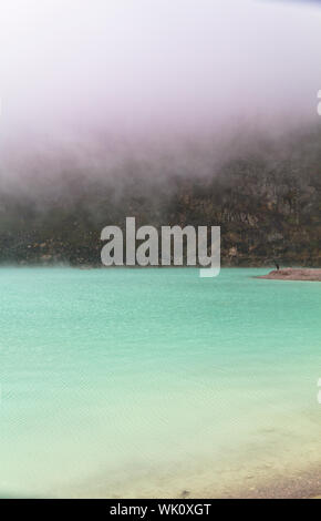 Nebel bilden auf vulkanischen Kratersee Oberfläche in Bandung, West Jawa Stockfoto