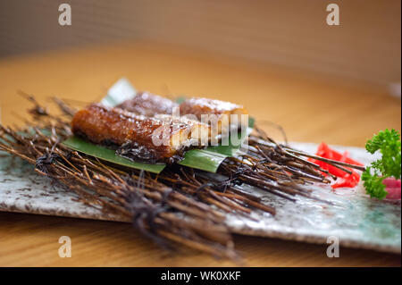 Japanischen Stil gebratenen Aal serviert auf Palmblatt Stockfoto