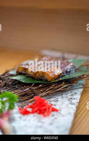 Japanischen Stil gebratenen Aal serviert auf Palmblatt Stockfoto