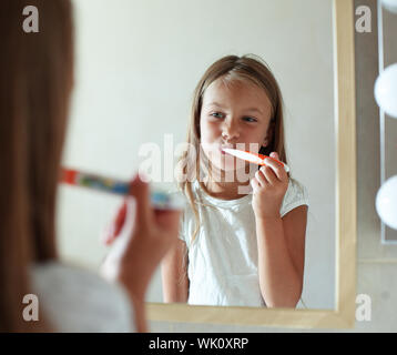 Kleines Mädchen Bürsten der Zähne in die Badezimmer Stockfoto