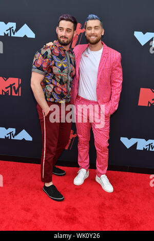 Michael Turchin und Lance Bass nehmen an der 2019 MTV Video Music Awards im Prudential Center am 26. August 2019 in Newark, New Jersey. Stockfoto