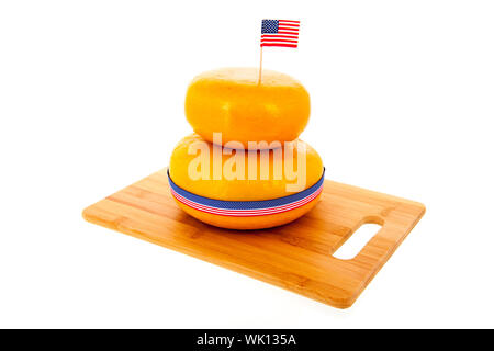 Zwei gestapelt ganze amerikanische Käse isoliert auf weißem Hintergrund Stockfoto