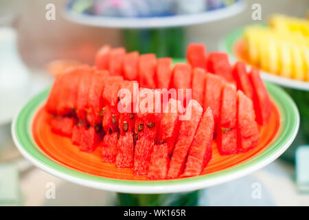Rote saftige Wassermelone auf einem Teller Stockfoto