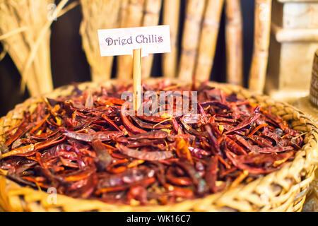 Getrocknete Chilis in einem großen Korb Stockfoto