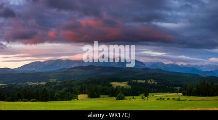 Panorama der Berge in einer stürmischen Morgen - Tatra, Polen Stockfoto