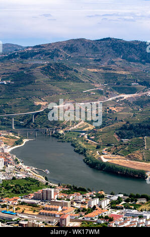 Regua, Terraced Weinberge im Douro-Tal, Alto Douro-Wein-Region im Norden Portugals, offiziell von der UNESCO als Weltkulturerbe Stockfoto