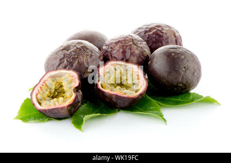 Frische Passionsfrucht mit grünen Blättern auf einem weißen Hintergrund isoliert Stockfoto