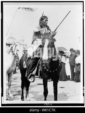 Indische, Holding gun, zu Pferd, auf der Panamerikanischen Ausstellung, Buffalo, New York Stockfoto