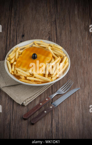 Francesinha auf Teller, typische Gerichte aus Porto, Portugal Stockfoto