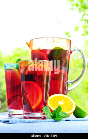 Früchte Punsch Erfrischungsgetränk im Krug und Gläser Stockfoto