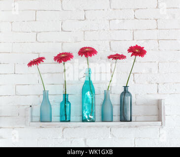 Dekorative Regal auf weiße Mauer mit Blumen in Vase auf es Stockfoto