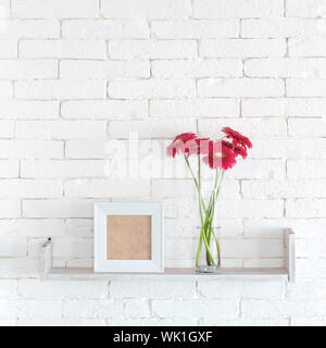 Dekorative Regal auf weiße Mauer mit Blumen in Vase auf es Stockfoto