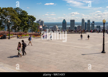 Montreal, CA - 3. September 2019: Touristen, Blick auf die Skyline von Montreal aus Kondiaronk Belvedere im Sommer. Stockfoto