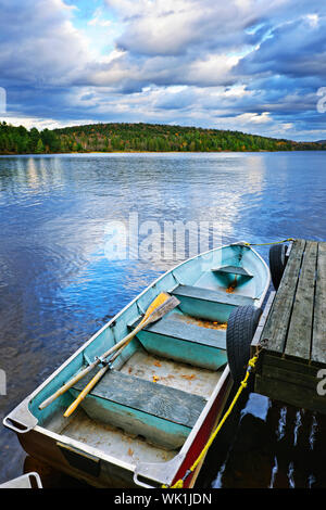 Ruderboot am See der zwei Flüsse in Algonquin Park, Ontario, Kanada Stockfoto