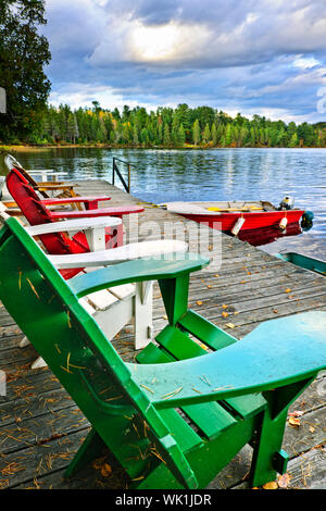 Liegestühle am Steg am See der zwei Flüsse in Algonquin Park, Ontario, Kanada Stockfoto