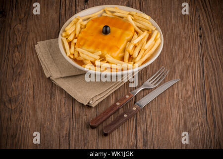 Francesinha auf Teller, typische Gerichte aus Porto, Portugal Stockfoto