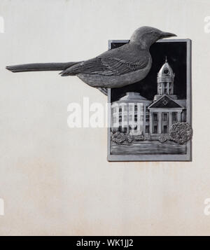 Industrial site Logo in Monroeville, Alabama, zeigt der Vogel und die alten Monroe County Courthouse in den Spielen eine Spottdrossel, die von gebietsansässigen Harper Lee Töten verwendet Stockfoto