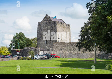 ATHENRY, IRLAND - August 2, 2019: Eine Ansicht von Athenry Burg, ein Turm Haus und National Monument in Athenry, County Galway, Irland. Stockfoto