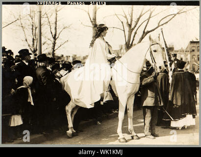 Inez Milholland Veranstaltungen, tragen weiße Cape, auf weißem Pferd an die nationale amerikanische Frau Wahlrecht Association Parade sitzt, März 3, 1913, Washington, D.C. Stockfoto