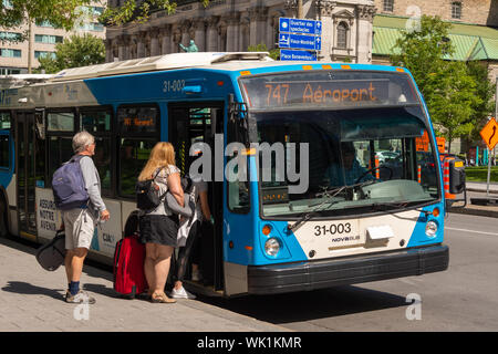 Montreal, CA - 3. September 2019: die Menschen an Bord der 747 Bus nach Montreal Trudeau Flughafen gehen auf René Lévesque Bld. Stockfoto