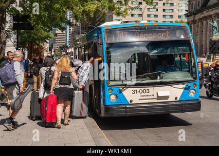 Montreal, CA - 3. September 2019: die Menschen an Bord der 747 Bus nach Montreal Trudeau Flughafen gehen auf René Lévesque Bld. Stockfoto