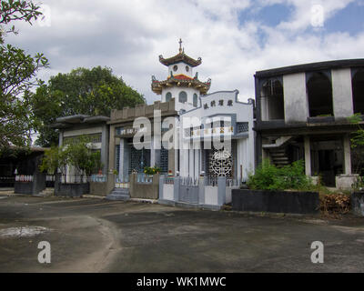 Einige der aufwendigen Mausoleen an der Chinesischen Norden Friedhof in Manila, Philippinen. Einige Gräber sind größer als Apartments! Stockfoto