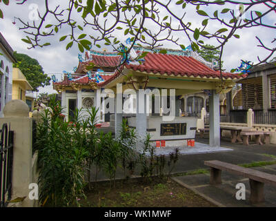 Einige der aufwendigen Mausoleen an der Chinesischen Norden Friedhof in Manila, Philippinen. Einige Gräber sind größer als Apartments! Stockfoto