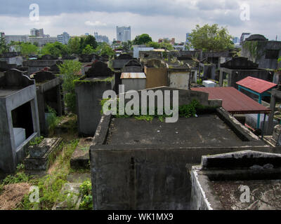 Überblick über zusammen verpackt Gräber an der Chinesischen Norden Friedhof in Manila, Philippinen. Stockfoto