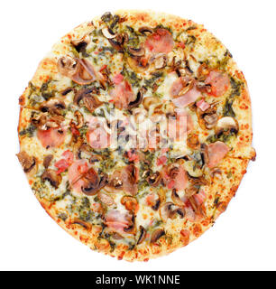 Frisch gebackene Pizza mit essbaren Pilze, Speck, Käse und Spinat Soße isoliert auf weißem Hintergrund. Ansicht von oben Stockfoto